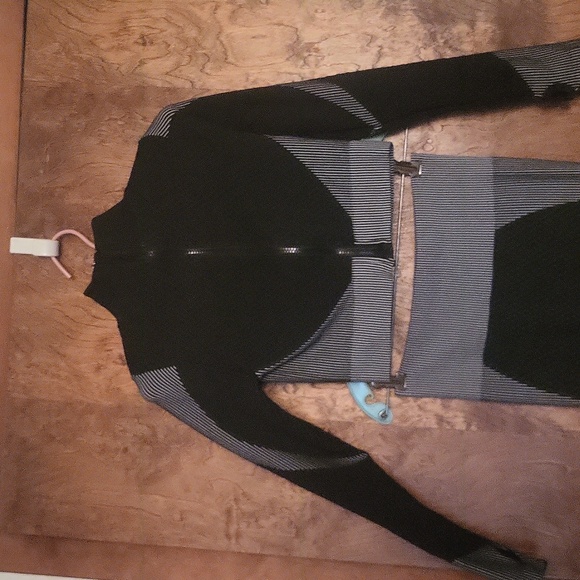 Black & Gray Two-Piece Workout / Yoga - Picture 5 of 9